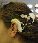Barrette de maintien aide auditive ou processeur d’implant